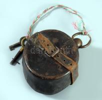 cca 1890-1910 Bécsi bakteróra / járőr óra, bőr tokjával, fogója javított, kulccsal, működik