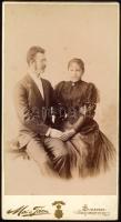 cca 1890 Elegáns fiatal pár portréja, kabinetfotó Mai és Társa budapesti műterméből, 21x11 cm
