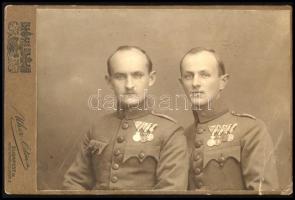 cca 1916 Két katona portréja (testvérek, Pilisy Elemér és Loránd), mindkettőjükön kitüntetésekkel, kabinetfotó Uher Ödön budapesti műterméből, a hátoldalon feliratozva, 11x16,5 cm
