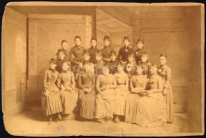 cca 1890-1900 Frissen végzett tanítónők csoportképe, keményhátú fotó, a hátoldalon feliratozva, szélén kisebb sérülésekkel, 16x24 cm