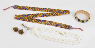 6 darab gyöngyfűzött ékszer, közte antik darabbal