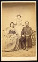 cca 1867 Családi portré, keményhátú fotó Rupprecht Mihály soproni műterméből, 10,5×6,5 cm