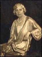 cca 1920-1930 gróf Zichy Rafaelné, szül. Pallavicini Edina őrgrófnő (1877-1964) portréja, a hátoldalon feliratozott, pecséttel jelzett fotó Angelo (Funk Pál) budapesti műterméből, 22x16 cm