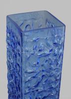 Ingrid Glass pikkelyes mintás hasábváza, anyagában színezett, jelzés nélkül, hibátlan, m: 30,5 cm