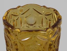Öntött borostyánszínű üveg váza, anyagában színezett, hibátlan, m: 19,5 cm