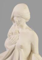 Veres Gábor (1955-). Női akt. Biszkvit porcelán, fa talpon, jelzett, m: 18 cm