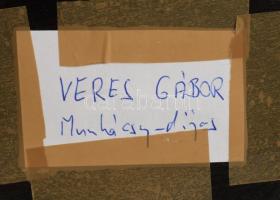 Veres Gábor (1955-). Női akt. Biszkvit porcelán, fa talpon, jelzett, m: 18 cm