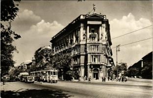 Budapest VI. Bajcsy-Zsilinszky úti részlet, villamos, automobil, könyvesbolt. Képzőművészeti Alap