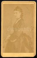 cca 1875 Női portré, keményhátú fotó Skopáll József özvegye (Győr / Mosonmagyaróvár) műterméből, 10,5×6,5 cm