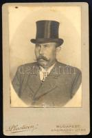 cca 1900 Férfiportré, keményhátú fotó "Plasticon" budapesti műterméből, 10,5×6,5 cm
