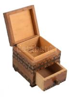 Kisméretű fa ékszeres dobozka, fiókkal, 7x7x7 cm