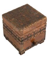 Kisméretű fa ékszeres dobozka, fiókkal, 7x7x7 cm