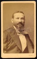 cca 1890 Férfiportré, keményhátú fotó Heller József budapesti műterméből, 10,5×6,5 cm