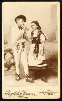 cca 1900 Gyerekek népviseletben, keményhátú fotó Regetzky Ferenc váci műterméből, 10,5×6,5 cm