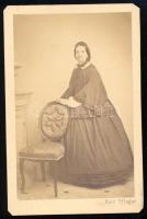 cca 1860 Női portré, keményhátú fotó Pflerger Károly pozsonyi műterméből, 10,5×6,5 cm