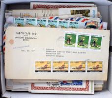 Vegyes küldemény tétel, benne légiposta, FDc, futott levelek, Mozambik, Kolumbia, Nigéria, Izrael, Korea, India, Szingapúr, USA, Svájc, ENSZ, Argentína, Pakisztán, Németország és mások, cipős dobozban