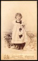 1895 Kislány portréja, keményhátú fotó Mertens és Társa budapesti műterméből, 10,5×6,5 cm