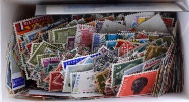 Svájc kb. 1.500-2.000 db bélyeg ömlesztve bonbonos dobozban