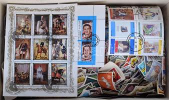 Sok ezer külföldi bélyeg ömlesztve cipősdobozban