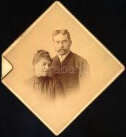 cca 1885 Házaspár portréja, keményhátú fotó Goszleth budapesti műterméből, 10,5×10,5 cm