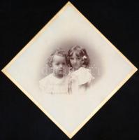 cca 1900 Kislányok portréja, keményhátú fotó Mertens és Tsa budapesti műterméből, 10,5×10,5 cm