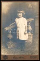 cca 1915 Kislány műtermi portréja, keményhátú fotó Matz és Tsa. iglói műterméből, hátoldalon a műterem képével, 16,5×10,5 cm