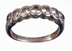 Ezüst (Ag) gyűrű kövekkel, jelzett, méret: 53, bruttó: 2,7 g