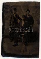 1894 Három fiatal férfi portréja, ferrotípia, hátoldalán karcolt dátummal és felirattal (,,Katholikus nagy gyűléskor"), 9x6 cm