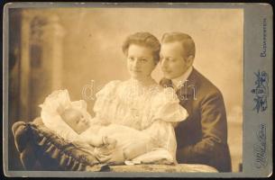 1906 Családi portré, keményhátú fotó Mai és Társa budapesti műterméből, hátoldalon feliratozva, a műterem képével, 10,5×16,5 cm