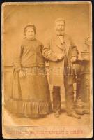 cca 1880 Idős házaspár portréja, keményhátú fotó Rupprecht Mihály soproni műterméből, sérüléssel, 16,5×10,5 cm