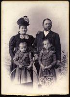 cca 1905 Családi porté, keményhátú fotó Heberfeld Károly budapesti műterméből, vágott, sérült karton, 15×11 cm