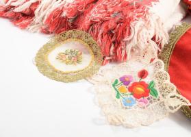 Doboznyi vegyes kézzel hímzett és géppel hímzett terítő tétel, klf méretben