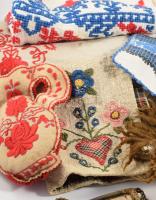 Doboznyi vegyes kézzel hímzett és géppel hímzett terítő + régi női táska
