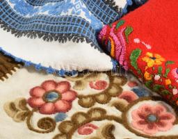 Doboznyi vegyes kézzel hímzett és géppel hímzett terítő + régi női táska