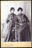 cca 1905 Hölgyek egyforma ruhában, keményhátú fotó Halmy F. Béla losonci műterméből, 16,5×10,5 cm