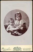 cca 1900 Két kisgyerek portréja, keményhátú fotó Mai és Társa budapesti műterméből, 16,5×10,5 cm