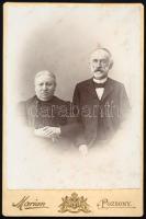 cca 1890 Idős házaspár portréja, keményhátú fotó Marian pozsonyi műterméből, 16,5×10,5 cm