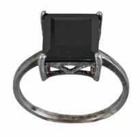 Ezüst (Ag) gyűrű ónix berakással, m: 59, bruttó 3,6g