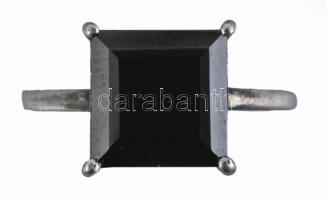 Ezüst (Ag) gyűrű ónix berakással, m: 59, bruttó 3,6g