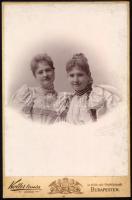 1897 Két hölgy portréja, keményhátú fotó Koller tanár utódai budapesti műterméből, 16,5×10,5 cm