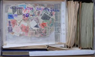 Magyar böngészni való tétel rengeteg régi bélyeggel, benne borítékos rendező, stecklapok, érdekességek jobb értékek, stb. nagyobb cipős dobozban érdemes átnézni!