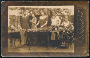 1936 Erdőtelek, varrónők csoportképe, hátoldalon feliratozott fotólap, felületén törésnyomok, 9×14 cm