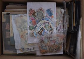 Rengeteg magyar bélyeg berakólapokon, albumlapokon, tasakokban, jobb sorok, értékek, krajcáros bélyegzések, érdekes átnézni való anyag hullámkarton dobozban