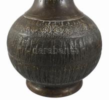 Nagyméretű keleti réz padlóváza, trébelt embermintás díszítéssel, m: 55 cm