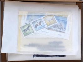 1974-1996 Magyar gyűjtemény, benne 157 db sor + 82 db blokk borítékokban + bélyegfüzet + emlékív (201.800)