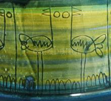 Laborcz Mónika (1941-): mázas kerámia kaspó, jelzett, apró pattogzással m: 15 cm, d: 22 cm