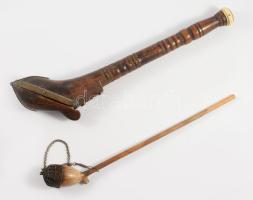 Antik pipa, faragott fa tartóban, h: 28 cm