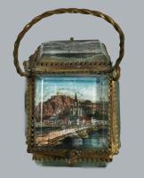 cca 1900 Üveg lapos városképes ékszertartó, sérüléssel, m: 13 cm