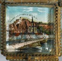 cca 1900 Üveg lapos városképes ékszertartó, sérüléssel, m: 13 cm