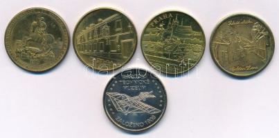 Csehország DN 5xklf fém emlékérem Prága nevezetességeivel, benne: Zlatá ulička (Arany utcácska), Ů Fleku étterem (2xklf), Bazilika Svatého Jiři (Szent György Bazilika), Národní Technické Muzeum (Nemzeti Technikai Múzeum) T:UNC,AU patina Czech Republic DN 5xklf metal commemorative medal with Prague landmarks, including: Zlatá ulička (Golden Alley), Ů Fleku restaurant (2xdiff), Bazilika Svatého Jiři (Basilica of St. George), Národní Technické Muzeum (National Technical Museum) T:UNC,AU patina